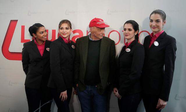 Niki Lauda poses with flight attendants in Vienna