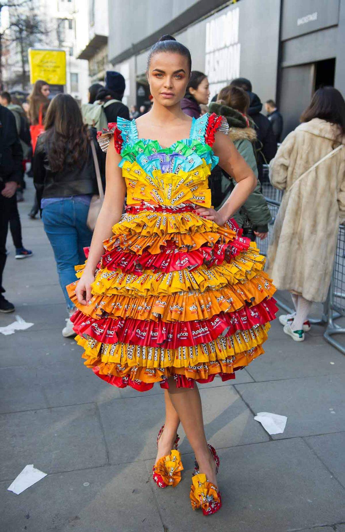 Kreativ wurde diese Besucherin: Sie trug ein Outfit aus den Verpackungen von Süßigkeiten.