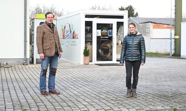 Christoph Mayer, Gründer von Kastl-Greißler, und Franchisenehmerin Katrin Schöggl vor einem Selbst- bedienungsladen in Potzneusiedl im Burgenland. 