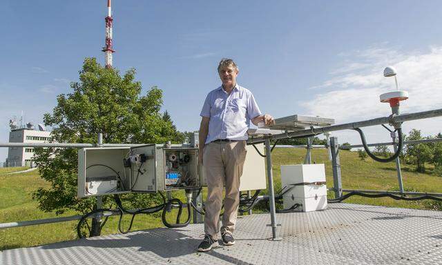 Blauer Himmel und Sonne beim Besuch, aber es geht auch anders: Der Sender Gaisberg gilt als einer der blitzreichsten Orte Österreichs, berichtet Gerhard Diendorfer, Leiter der zum Blitzortungssystem ALDIS gehörenden Forschungsstation.