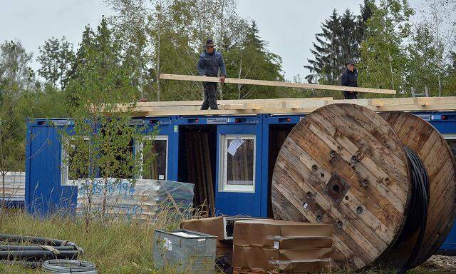 FLUeCHTLINGE: AUFBAU DES 'CONTAINER-DORFES' AM AREAL DER SALZBURGER SCHWARZENBERG-KASERNE