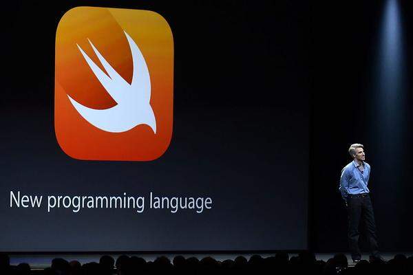 Zum Ende der rund zweistündigen Präsentation kündigte Apple eine eigene Programmiersprache mit dem Namen Swift an, die neue Arten von Anwendungen ermöglichen soll und einfacher zu handhaben sei.
