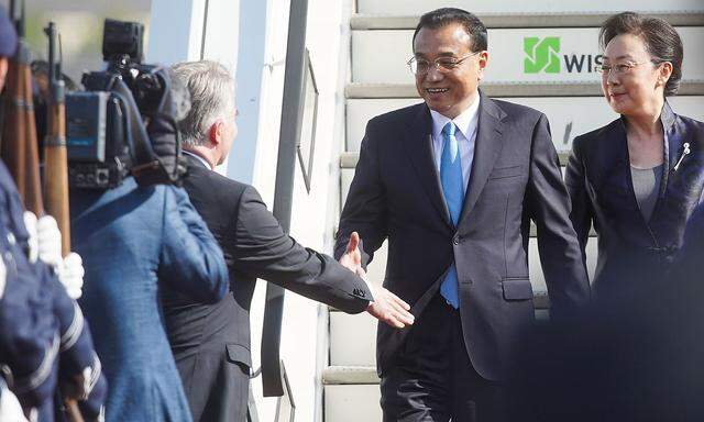 Chinas Premier landete in Deutschland. 