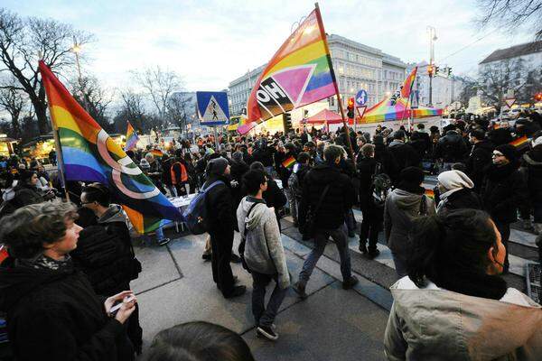 Rund 2000 Menschen haben am Abend des 16. Jänner nach dem Rauswurf eines sich küssenden lesbischen Paars aus dem Traditionscafé Prückel in der Wiener Innenstadt gegen Homophobie demonstriert.