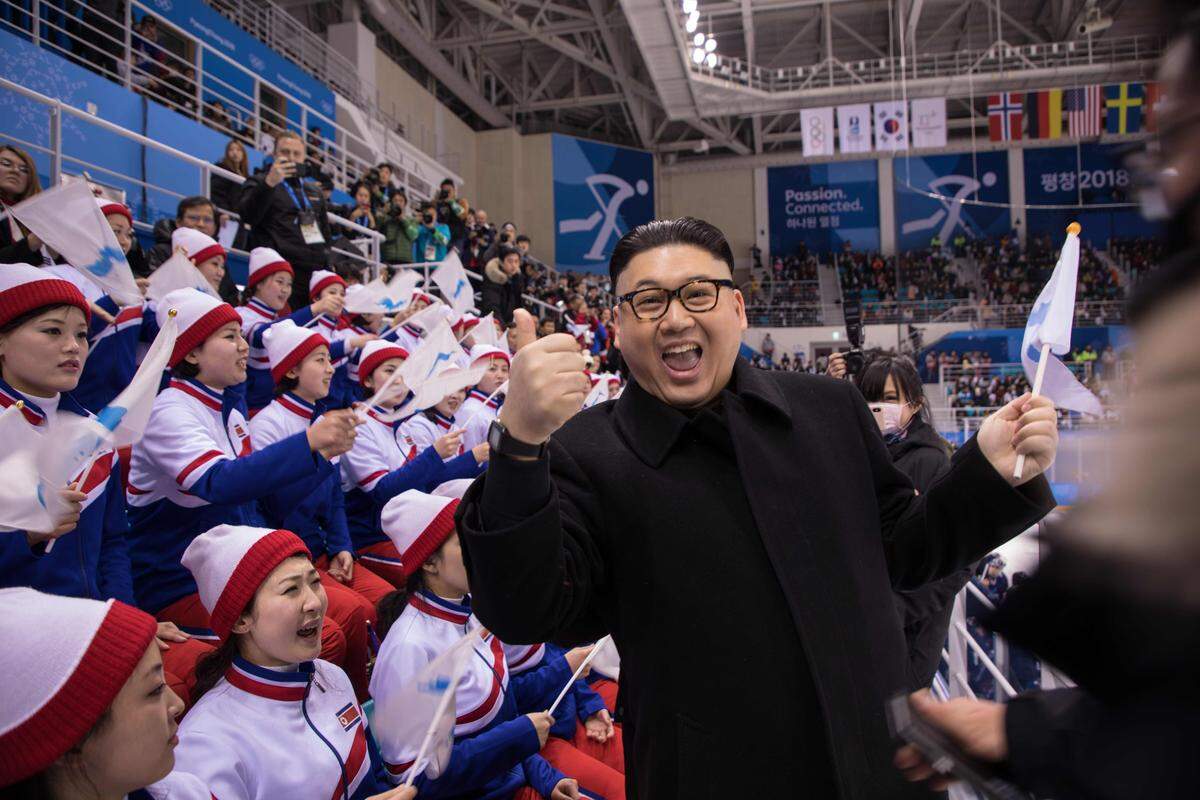 Seit einer Woche macht Kims Doppelgänger die Olympischen Spiele in Südkorea unsicher. Mit dabei hat er die Fahne der Vereinigung.