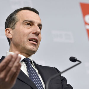 Christian Kern versucht in Paris, Emmanuel Macron näher an die Europäischen Sozialdemokraten zu führen.