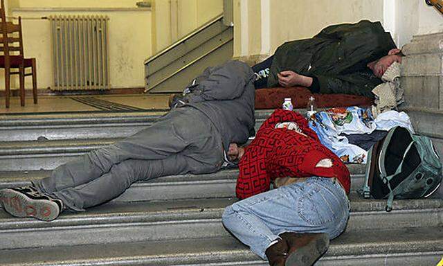 Unbekannte schlafen am Freitag, 4. Dez. 2009 in der Universitaet Wien auf den Stufen. Mittlerweile wi