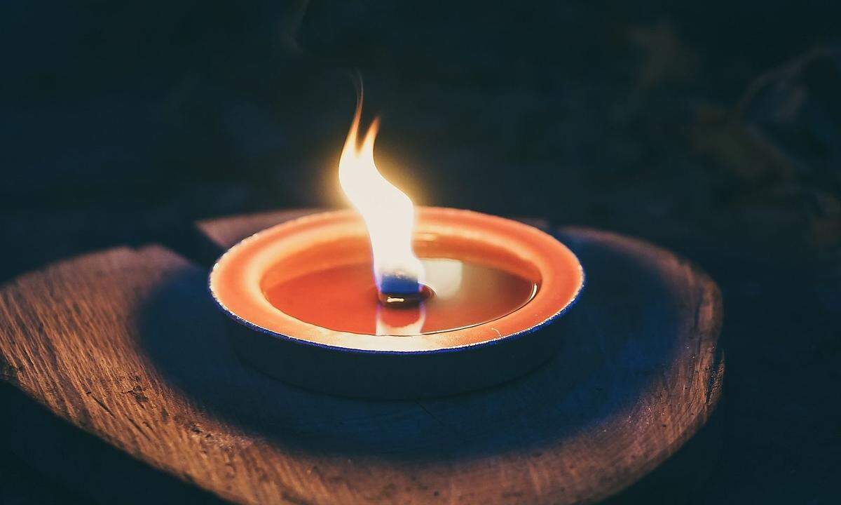 Um den häufigsten Gefahren aus dem Weg zu gehen, sollte man mit offenem Feuer wie etwa einer brennenden Kerze bewusst umgehen.