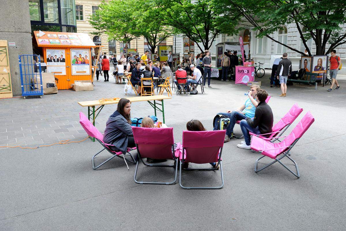 Vor dem Juridicum gibt es ebenfalls Geschenke - sogar mehr: Von Milchschnitten und Fizzers (Junos) über Fahrradglocken (GRAS) bis zum Energy Drink (Aktionsgemeinschaft).