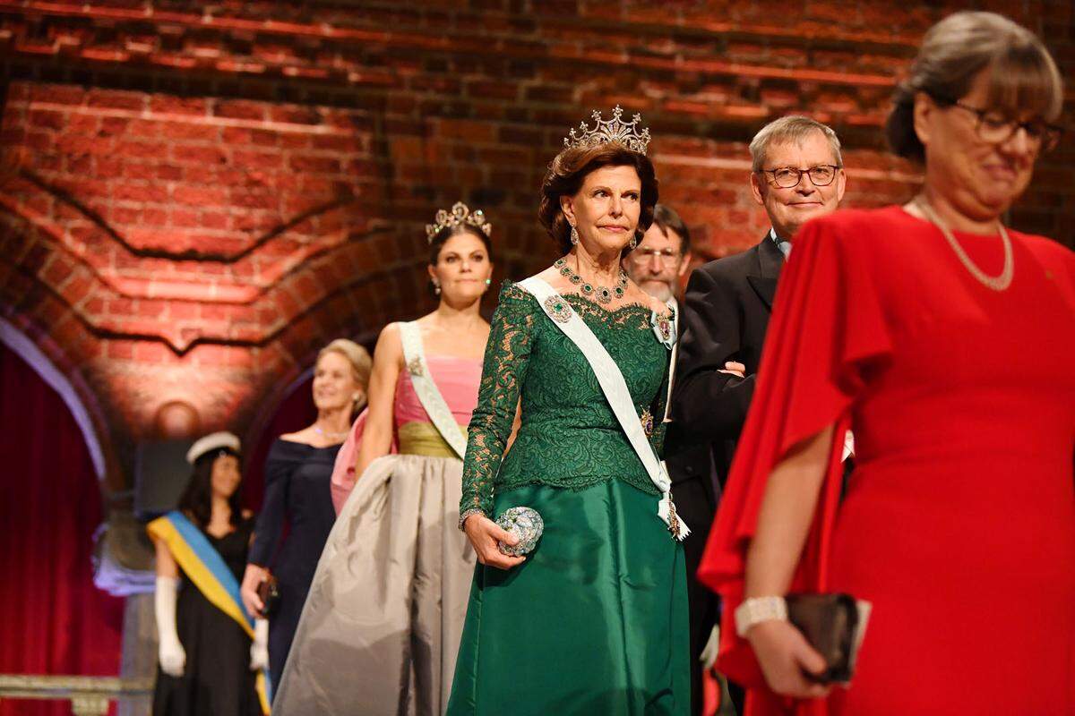 Königin Silvia entschied sich für eine smaragdgrüne Spitzenrobe und dem dazu passenden Schmuck.