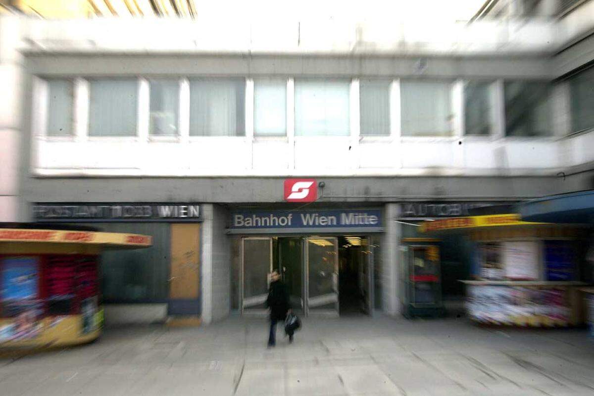 Im Jahr 1957 wurde auf der Überdeckung des Bahnhofes eines der ersten Einkaufszentren - das AEZ - errichtet. Im Bild: Der Bahnhof im Jahr 2004