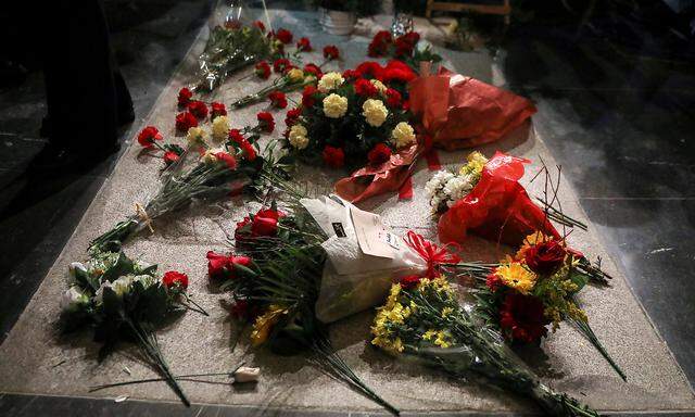 Blumen auf dem Grab des Diktators.