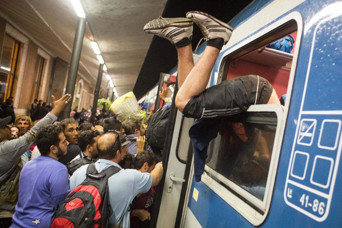 An den Bahnhöfen entlang der Flüchtlingsroute (hier am Budapester Ostbahnhof Keleti) auf dem Westbalkan herrscht Chaos. Züge fahren völlig überfüllt mit unklaren Zielen los. Dennoch setzen die Menschen ihre Hoffnung auf die Bahn. Grenzüberschreitender Zugverkehr wurde nach und nach eingestellt.