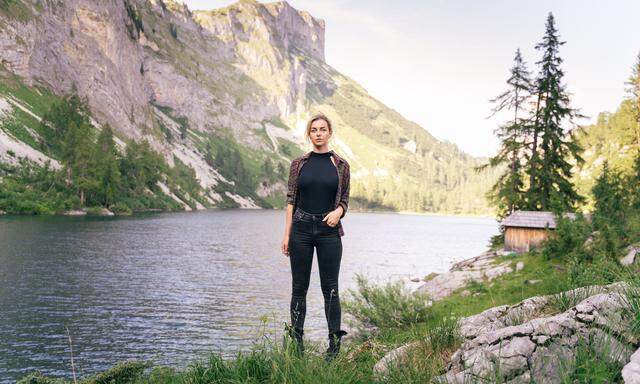 Autorin Valerie Fritsch am Vorderen Lahngangsee.