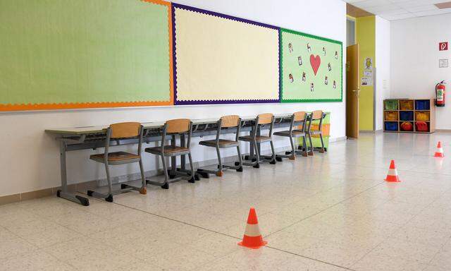 Hütchen als Abstands-Indikatoren in einer Volksschule in Wien