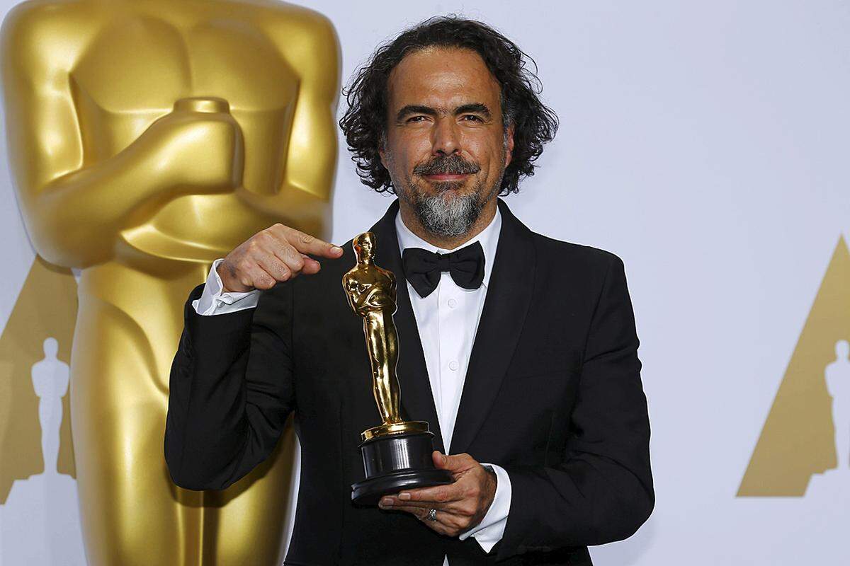 Der mexikanische Regisseur Alejandro González Iñárritu gehört nun einem exklusiven Club an: Jenem der Regisseure, die mit zwei oder mehr Oscars in der Kategorie Regie ausgezeichnet wurden. Denn bei der diesjährigen Oscar-Verleihung bekam er erneut eine Trophäe - zum zweiten Mal in Folge. Ein Jahr nach seinem Sieg mit der Satire "Birdman" holte der Mexikaner bei der 88. Oscar-Gala den Preis für sein zwölffach nominiertes Rachedrama "The Revenant - Der Rückkehrer". Insgesamt gibt es 20 Regisseure, die zwei, drei oder gar vier Mal mit dem Regie-Oscar bedacht wurden. Regisseurin ist keine darunter. Denn die einzige Frau, die bisher einen Regie-Oscar bekam, ist Kathryn Bigelow (2010 für "The Hurt Locker").  