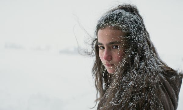 Die Schülerin Sevim (Ece Bağcı) trotzt der Kälte in Nuri Bilge Ceylans ausladendem türkischen Filmdrama „Auf trockenen Gräsern“.
