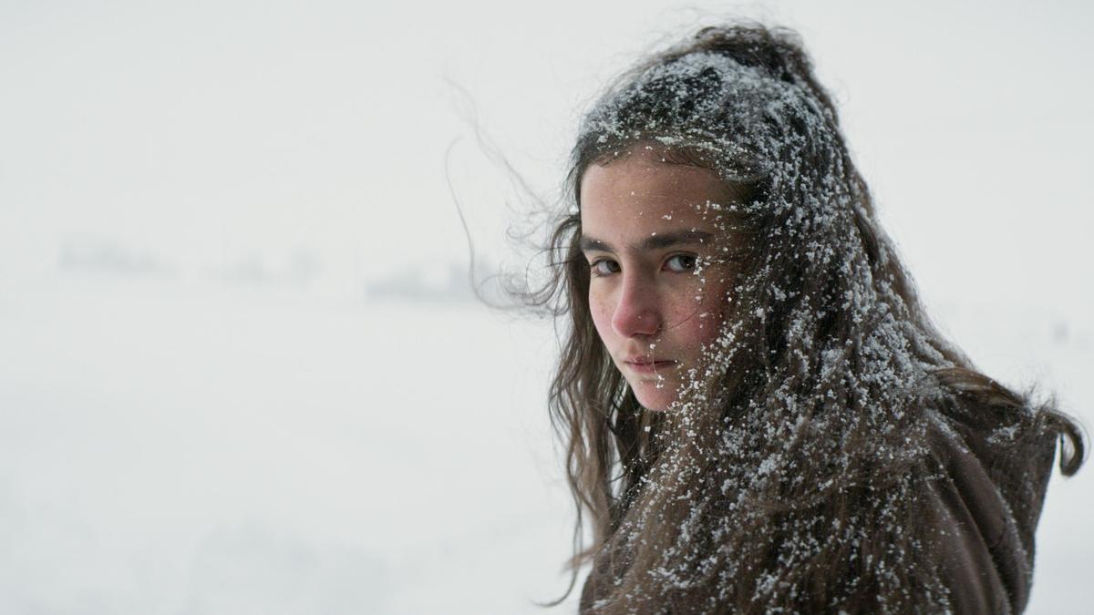 Die Schülerin Sevim (Ece Bağcı) trotzt der Kälte in Nuri Bilge Ceylans ausladendem türkischen Filmdrama „Auf trockenen Gräsern“.