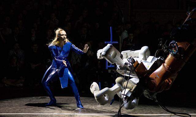 Starker Auftritt bei der Ars Electronica 2019 (mit Tänzerin Silke Grabinger). Heuer druckt ein Roboter in einem Park Möbel. 