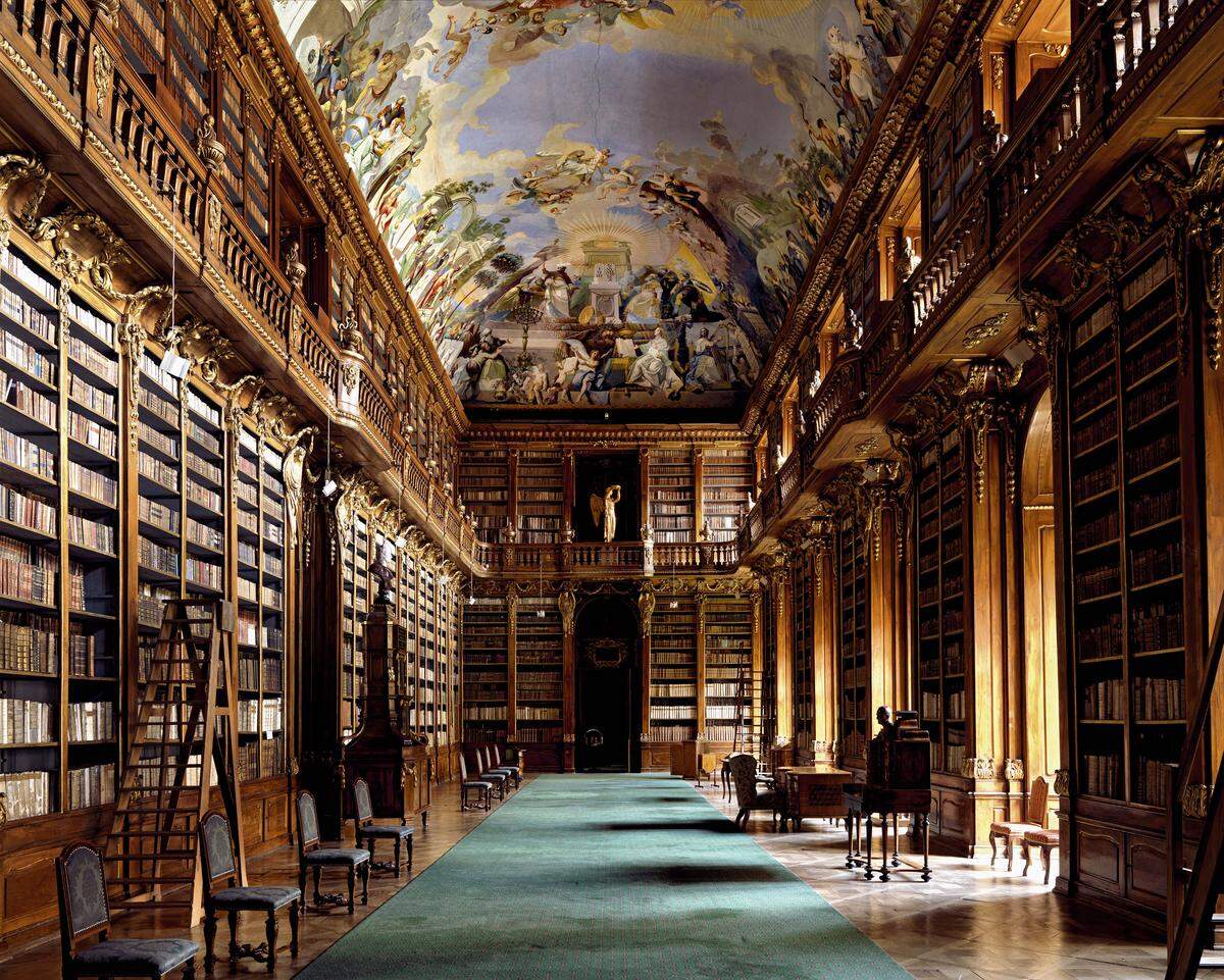 Besonders sehenswert im Prager Kloster Strahov sind der Theologische und der Philosophische Bibliothekssaal mit rund 50.000 Büchern.