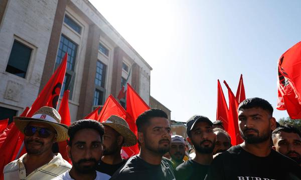 Ein Bild von einer Demonstration am Samstag (22. Juni 2024) für den verstorbenen Arbeiter Satnam Singh in Latina, Italien.