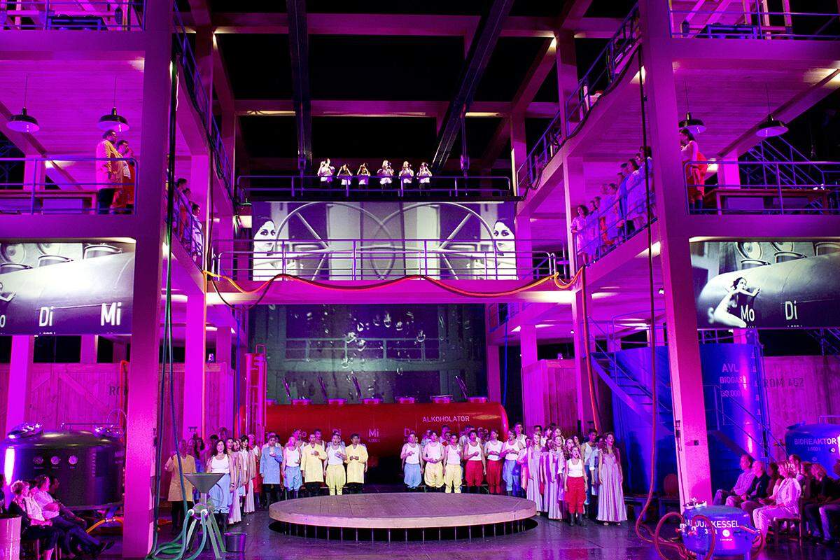 Buhrufe für Tannhäuser in Bayreuth: Regisseur Sebastian Baumgarten und Bühnenbildner Joep van Lieshout machten zur Eröffnung der Wagner-Festspiele aus der Wartburg eine Biogasanlage.