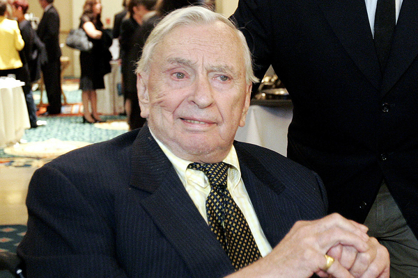 "Seit einem halben Jahrhundert sind wir rund um den Globus im Einsatz, ohne dass unsere Verfassung das legitimieren würde. (...) Es regiert das nackte Faustrecht." (Nach dem Ende des Irak-Kriegs zur Politik der USA und des damaligen US-Präsidenten George W. Bush)