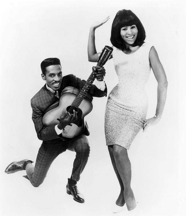 Es war Ike Turner, ihr späterer Ehemann und Tyrann, der sie 1958 entdeckte und ihr den Vornamen Tina gab. Zunächst als Backgroundsängerin seiner Band Kings of Rhythm, die bald in Ike &amp; Tina Turner umbenannt wurde.   