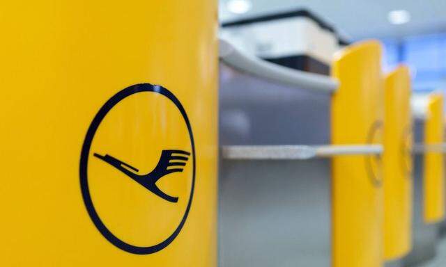 Muenchen das Kranich Logo des Lufthansa an einem Schalter am Flughafen Franz Josef Strauss Muenchen