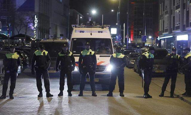 Polizisten vor dem türkischen Konsulat in Rotterdam.