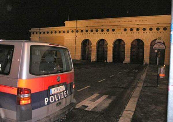 Der Ball selbst fand in der Hofburg statt. Der Heldenplatz war deshalb abgesperrt.Gespenstische Ruhe vor dem Burgtor: Durch großräumiges Abriegeln der ganzen Umgebung ist hier kein einziger Demonstrant zu sehen.