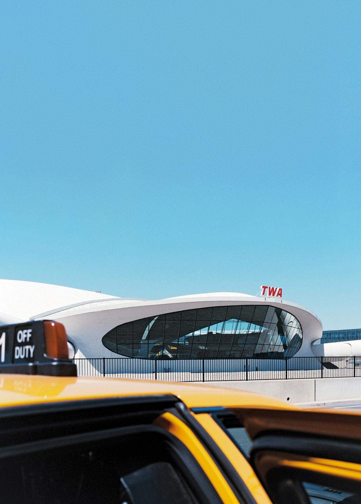 Eine Architekturikone der 1960er-Jahre: Der TWA-Terminal am JFK-Flughafen in New York, als das Fliegen noch glamourös war und verheißungsvoll Lust auf die Zukunft machte. Auch das manifestierte sich in dem Gebäude des finnischen Architekten Eero Saarinen. Die Gegenwart des Flugverkehrs kann das Terminal heute nicht mehr schultern, seit 2001 ist es außer Betrieb