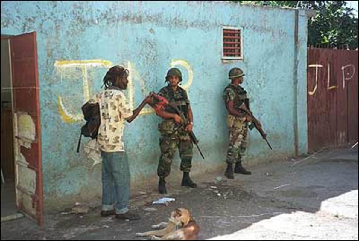 Wer durch die Straßen von Bogota geht, wird auf den ersten Blick nichts von dem schwelenden Bürgerkrieg mitbekommen, der das Land seit 40 Jahren beutelt. Aber in den Abendnachrichten dominieren Tag für Tag Berichte über Scharmützel, Morde und Entführungen. Am Stadtrand von Bogota geht die Kontrolle von der Armee auf die Guerilla über. Drogenbosse und Todesschwadronen haben die Macht an sich gerissen. Die größten Guerillaorganisationen umfassen bis zu 15.000 Mitglieder.