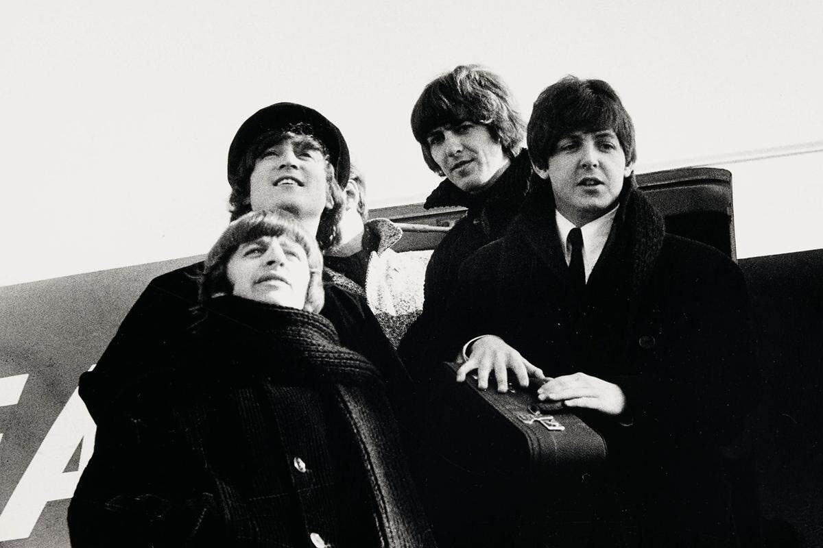 Die Beatles produzierten keine zehn Jahre zusammen Schallplatten, doch nach wie vor sind sie die kommerziell erfolgreichste Band der Musikgeschichte. Die Zahl ihrer verkauften Tonträger soll zwischen 600 Millionen und über einer Milliarde liegen. In den 1960er-Jahren führten die „Fab Four“ aus Liverpool in vielen Ländern gleichzeitig die Hitparaden an. Im März 1965 führte die vier Pilzköpfe ihr Weg nach Österreich – wo auf die „Beatlemania“ die Ruhe, der Schnee und das Skifahren folgte. Die Fotografien stammen von Christian Skrein, der die Beatles von 13. bis 21. März 1965 in Obertauern begleitete. Sie sind bis 15. März im Salzburg Museum zu sehen.