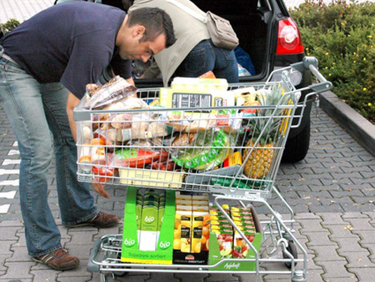 Durch die gebremste Inflation steigt die Kaufkraft der Bevölkerung, da sie für einen Euro mehr Ware bekommt als bei höherer Inflation.