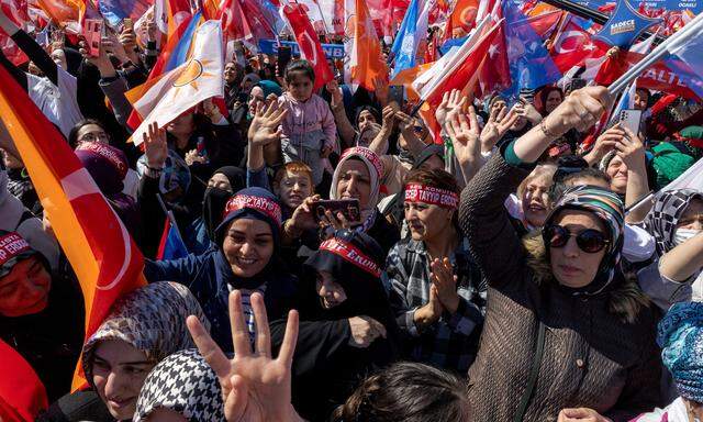 Anhänger Erdoğans und der Regierungspartei AKP bei einer Wahlkampfveranstaltung in Istanbul.