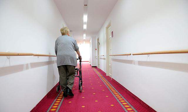 In den Pflegewohnhäusern Wiens soll künftig nur ein Arzt – statt bisher zwei – Nachtdienst haben.