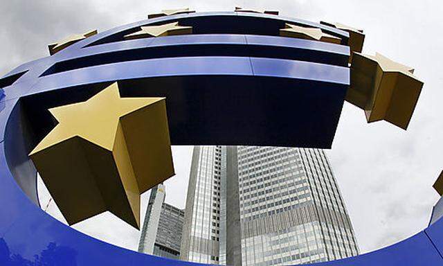 ARCHIV - Die Euro-Skulptur ist am 2. September 2009 vor dem Gebaeude der Europaeischen Zentralbank in