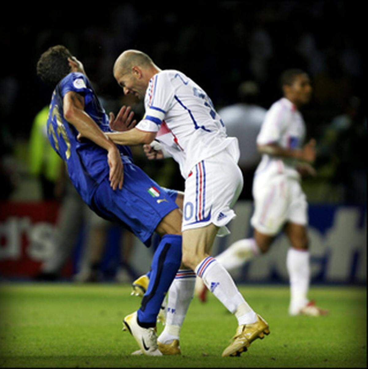 I. Preis: Peter Schols, Dänemark  Zinedine Zidanes unrühmlicher Kopfstoß im Finalspiel der Fußball-WM gegen Italien.