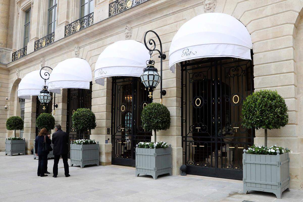 Betten, Sofas, Vorhänge, Bilder, Barhocker und eine altertümliche Badewanne: 120 Jahre nach Gründung des legendären Ritz-Hotels in Paris kommt erstmals Original-Mobiliar unter den Hammer.