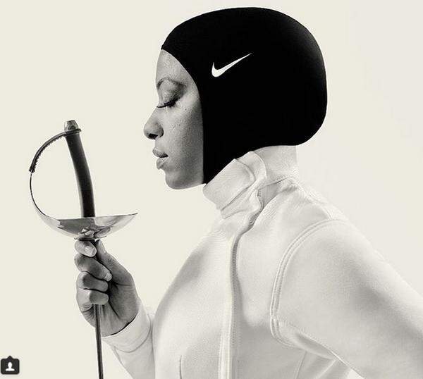 Die US-amerikanische Säbelfechterin Ibtihaj Muhammad kämpft ebenfalls ab jetzt mit dem Nike Pro Hijab. Sie lancierte eben erst ihre eigene muslimische Barbie.