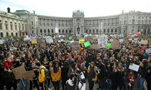 Demonstrationen aller Art (im Bild eine „FridaysForFuture“-Kundgebung auf dem Wiener Heldenplatz im März 2019) wurden von der österreichischen Regierung untersagt. 