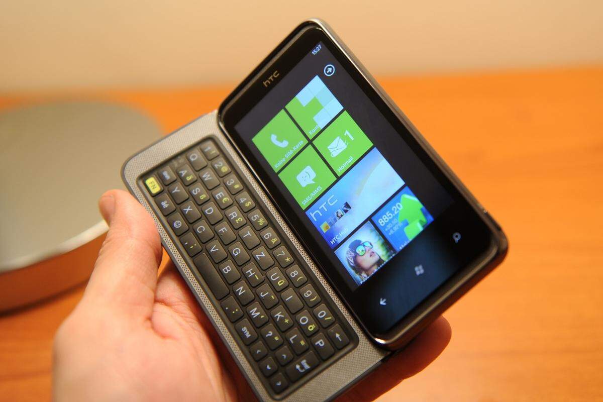 Unter dem großflächigen Touchscreen befindet sich eine Volltastatur. Der Mechanismus kann als solide bezeichnet werden und rastet angenehm sicher ein. Allerdings ist Windows Phone 7 nicht in der Lage, seinen Startbildschirm entsprechend anzupassen.