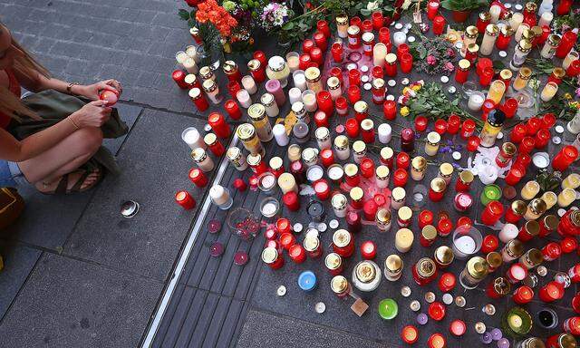 Viele Menschen zündeten Kerzen für die Opfer der Messerattacke in Würzburg an.