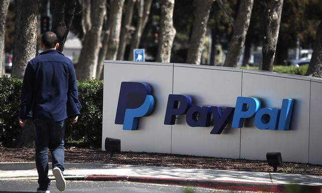 Im März herrschte Schockstarre, im April zahlte man online. Etwa mit PayPal.