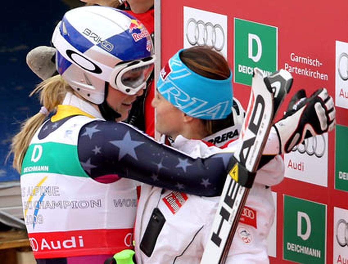 Sportlich fair gratulierte die alte Abfahrtsweltmeisterin Lindsey Vonn ihrer Nachfolgerin Elisabeth Görgl, die mit ihrer zweiten Goldmedaille endgültig zur neuen Speed-Queen wurde.