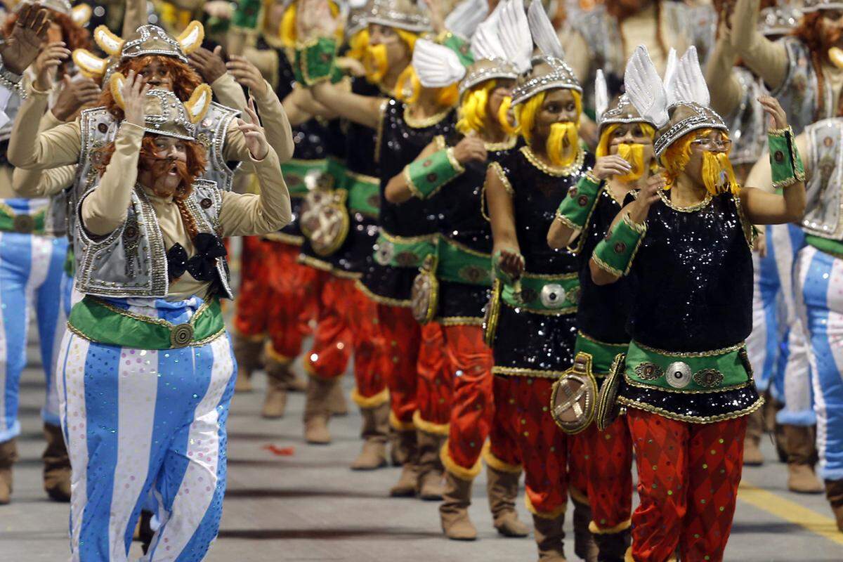 Ein Bild aus Sao Paolo, wo ebenfalls in Paraden Karneval gefeiert wird, hier mit ganz vielen Asterixen und Obelixen.