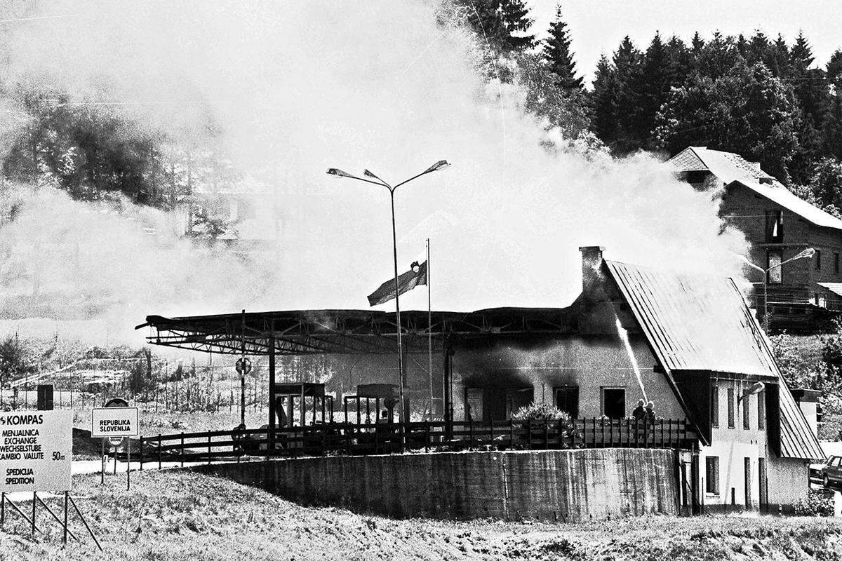 Im Zehn-Tage-Krieg mit der jugoslawischen Volksarmee sterben 67 Menschen. (Im Bild: Die Grenzstation Bleiburg-Grablach steht am 27. Juni in Brand)