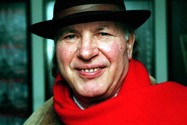 Imre Kertész (1929 - 2016) - Ungarn Der Autor jüdischer Abstammung überlebte ein Jahr in Konzentrationslagern. Diese Erfahrung verarbeitete der Ungar auch literarisch, sein "Roman eines Schicksallosen" zählt zu den wichtigsten Dokumenten des Holocaust. Die Schwedische Akademie würdigte ihn "für ein schriftstellerisches Werk, das die zerbrechliche Erfahrung des Einzelnen gegenüber der barbarischen Willkür der Geschichte behauptet".