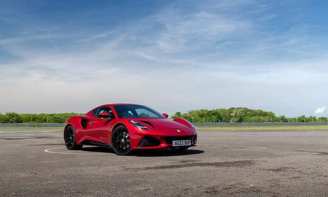 Die Erscheinung eines Supercars aus Maranello, preislich aber besser geerdet und begeisternd zu fahren auf echten Straßen: Lotus Emira. Fürs gute Ansprechen hat der V6 die Rarität eines Kompressors. 